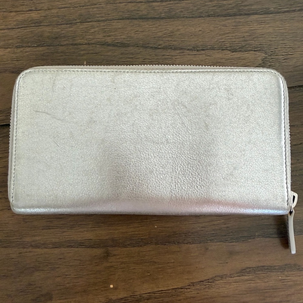 🩷🩷SOLD🩷🩷CHANEL Metallic Coco Mark Silver Wallet with Black Logo - Picture 3 of 11